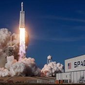 SpaceX, 165 milyon dolar karşılığında uzaya 3 ziyaretçi gönderdi