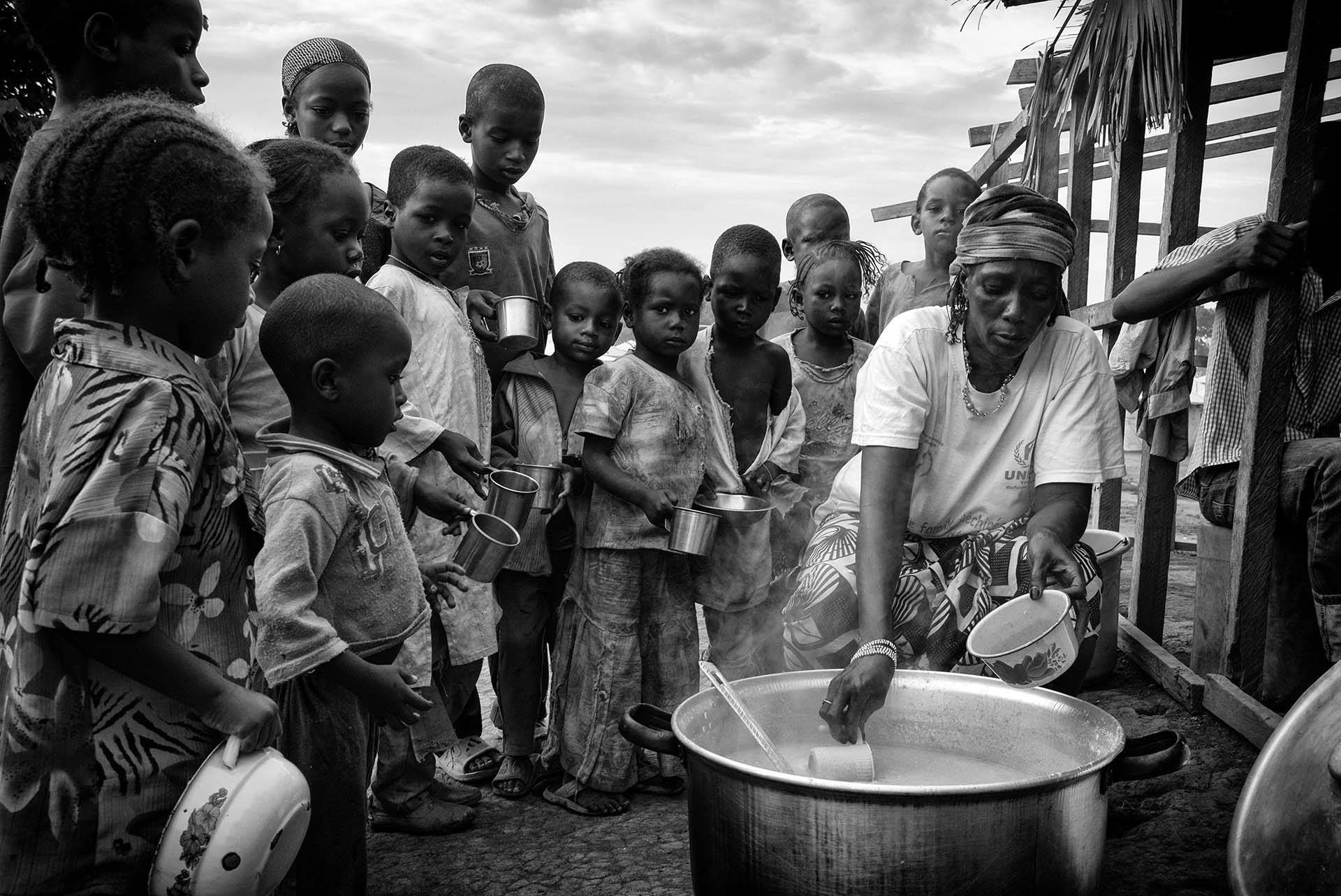 Голод и недоедание. Бедные африканские дети.